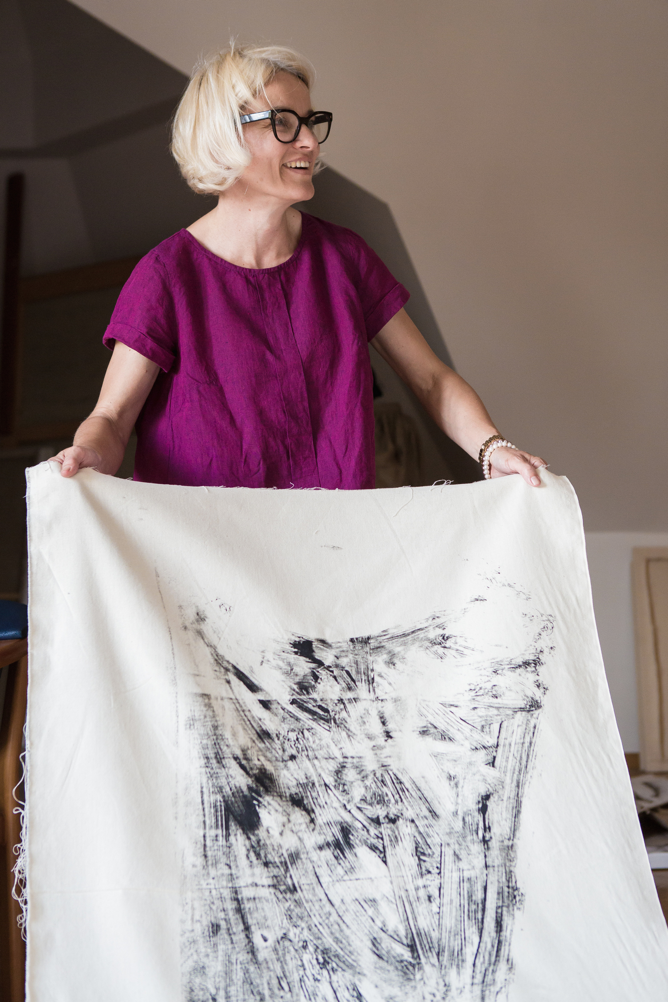Agata prezentująca swoją pracę na tkaninie