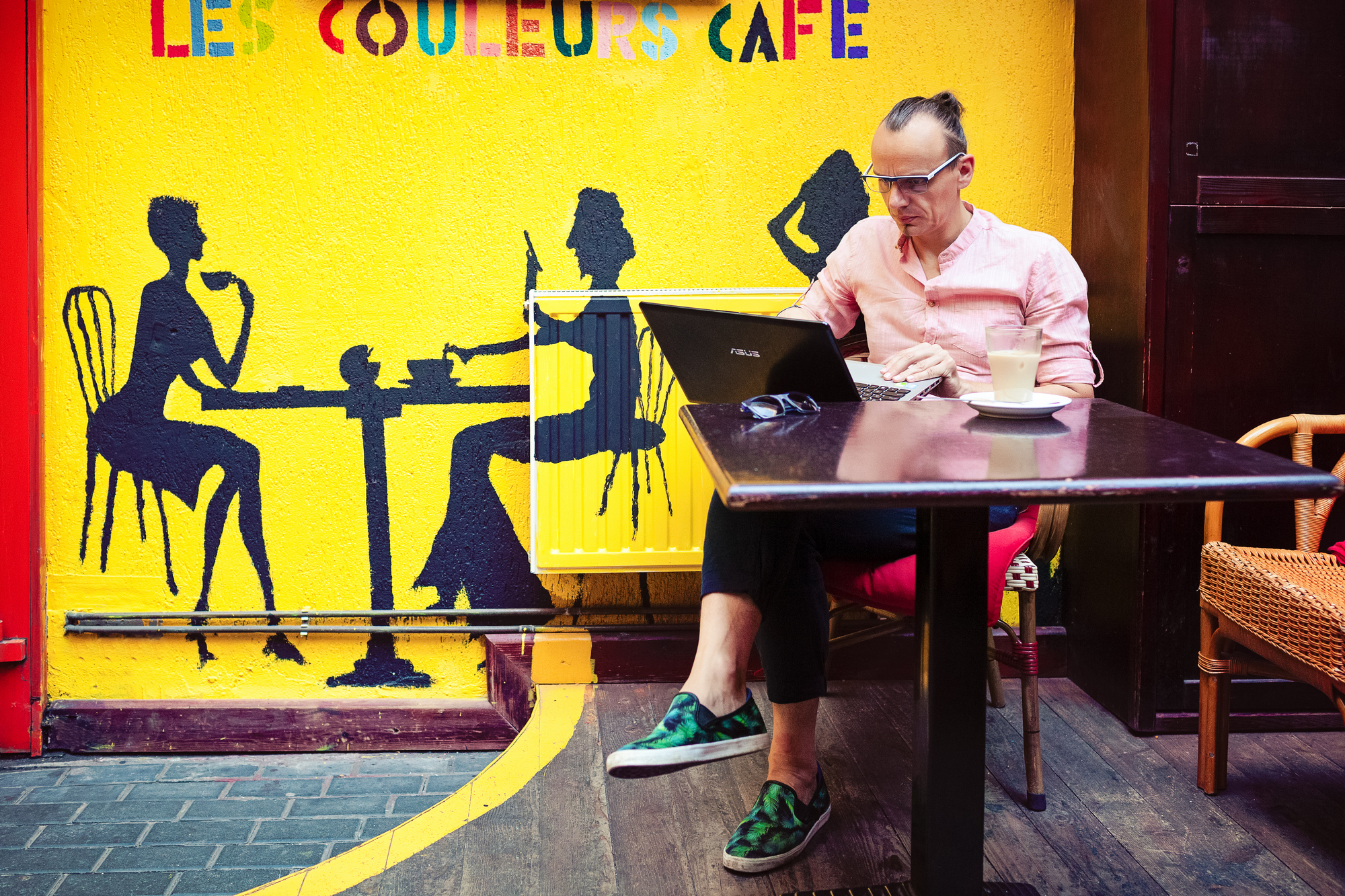 Koncepcyjnie artysta może pracować wszędzie, również w COULEURS CAFE :)