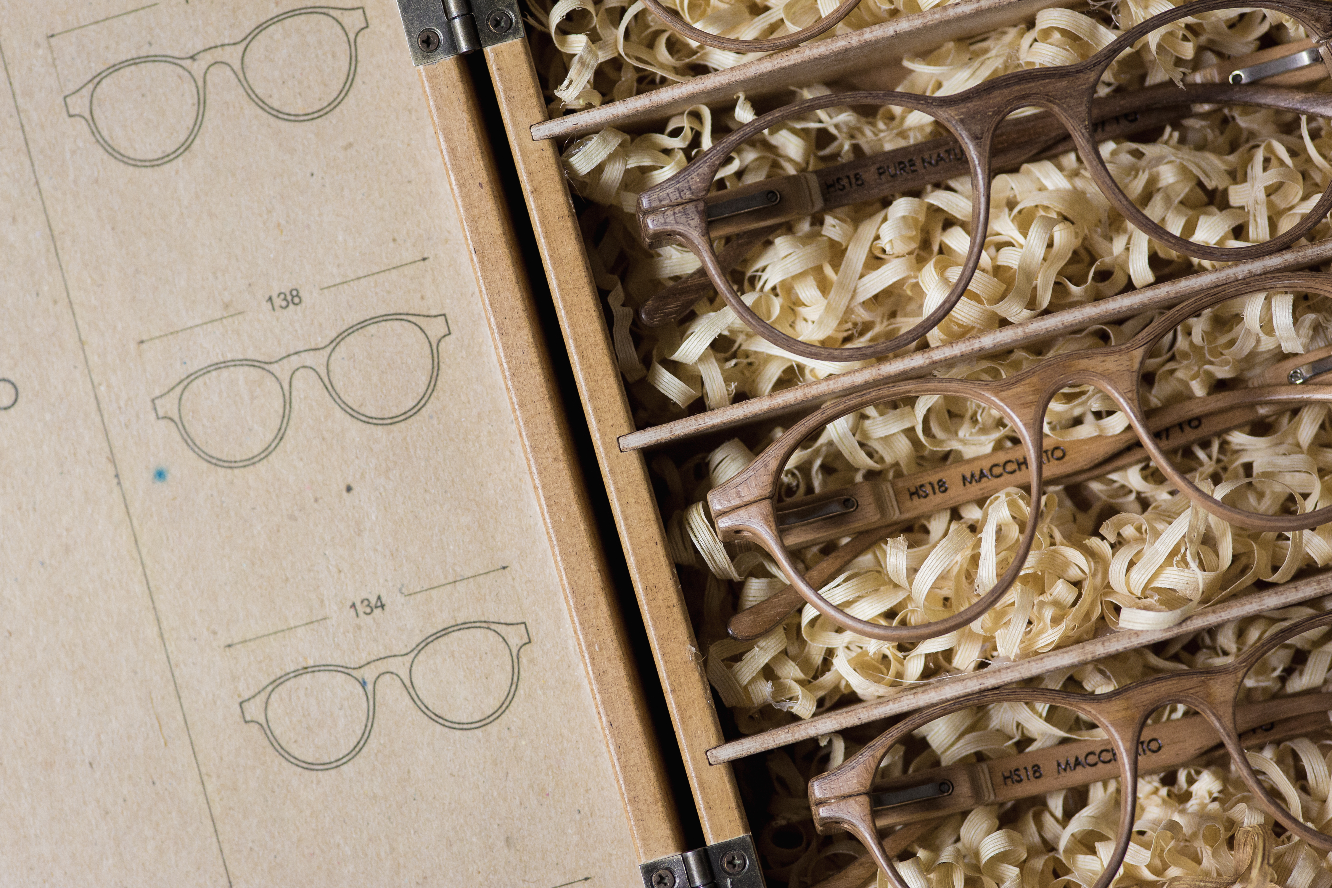 Drewniane okulary marki Hilarius