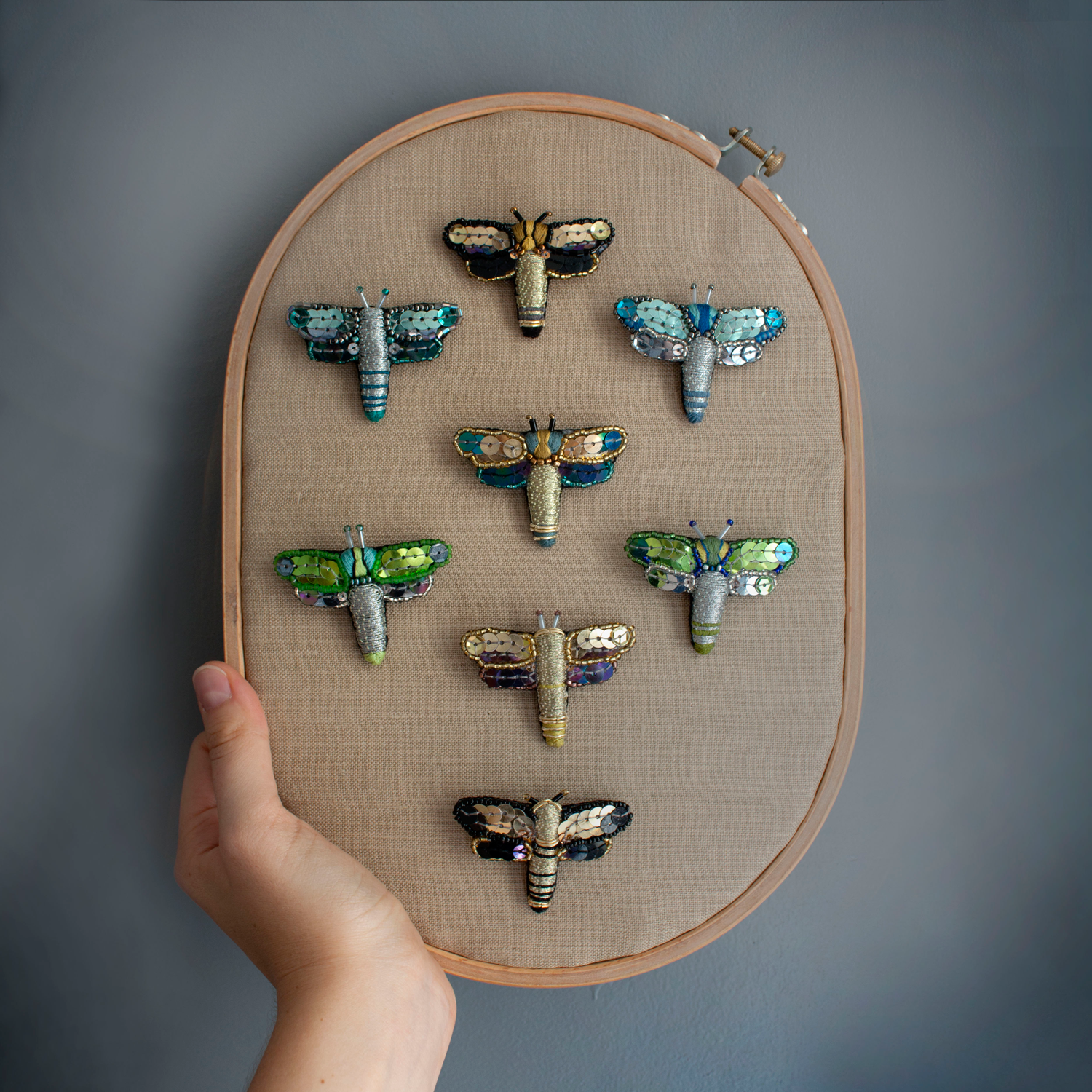 Kompozycja z broszkami Solar Dragonfly, projekt i wykonanie: Aleksandra Surmak.