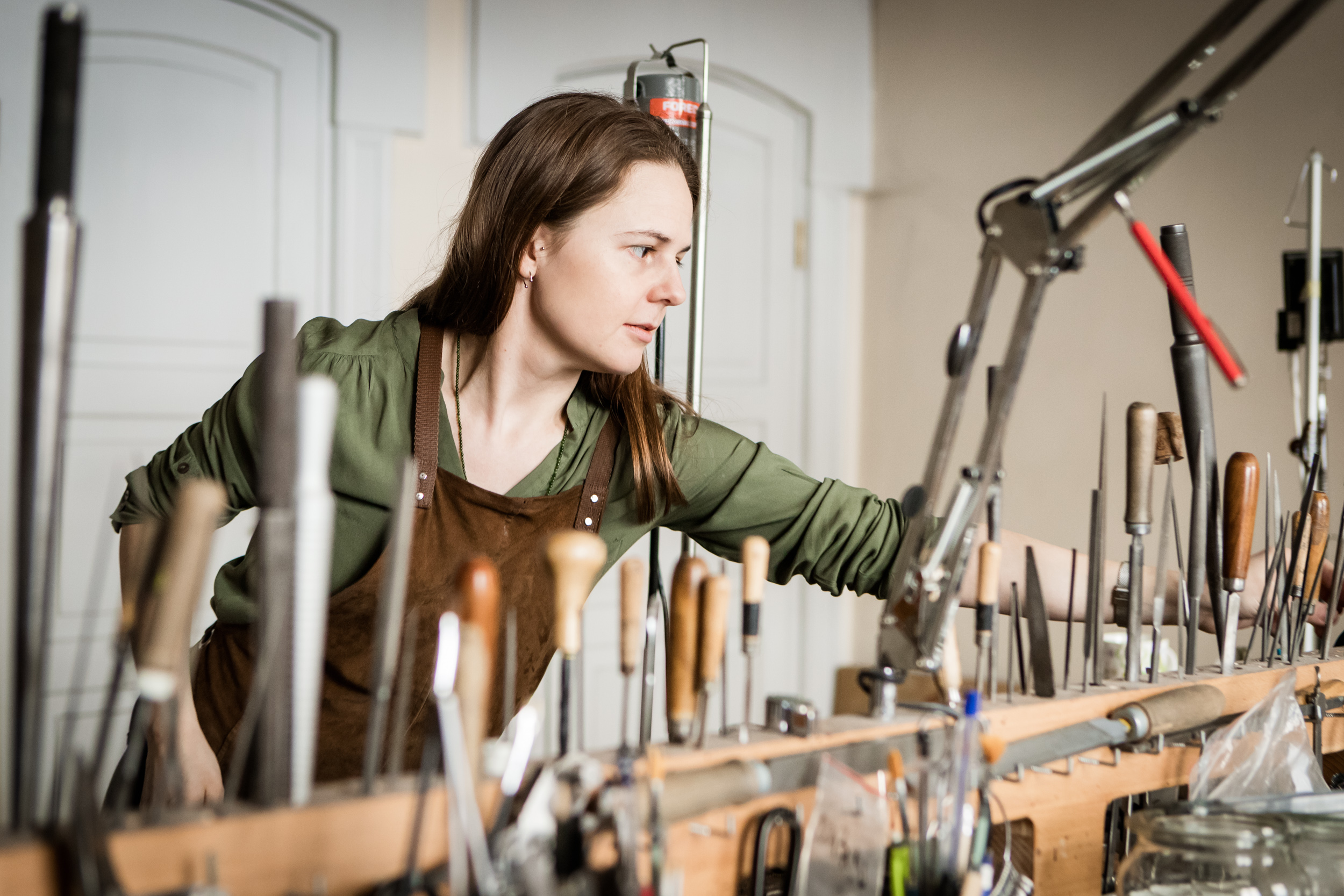 Magda zgromadziła w pracowni wszystkie możliwe narzędzia pomocne w wytwarzaniu jubilerskich cacek.