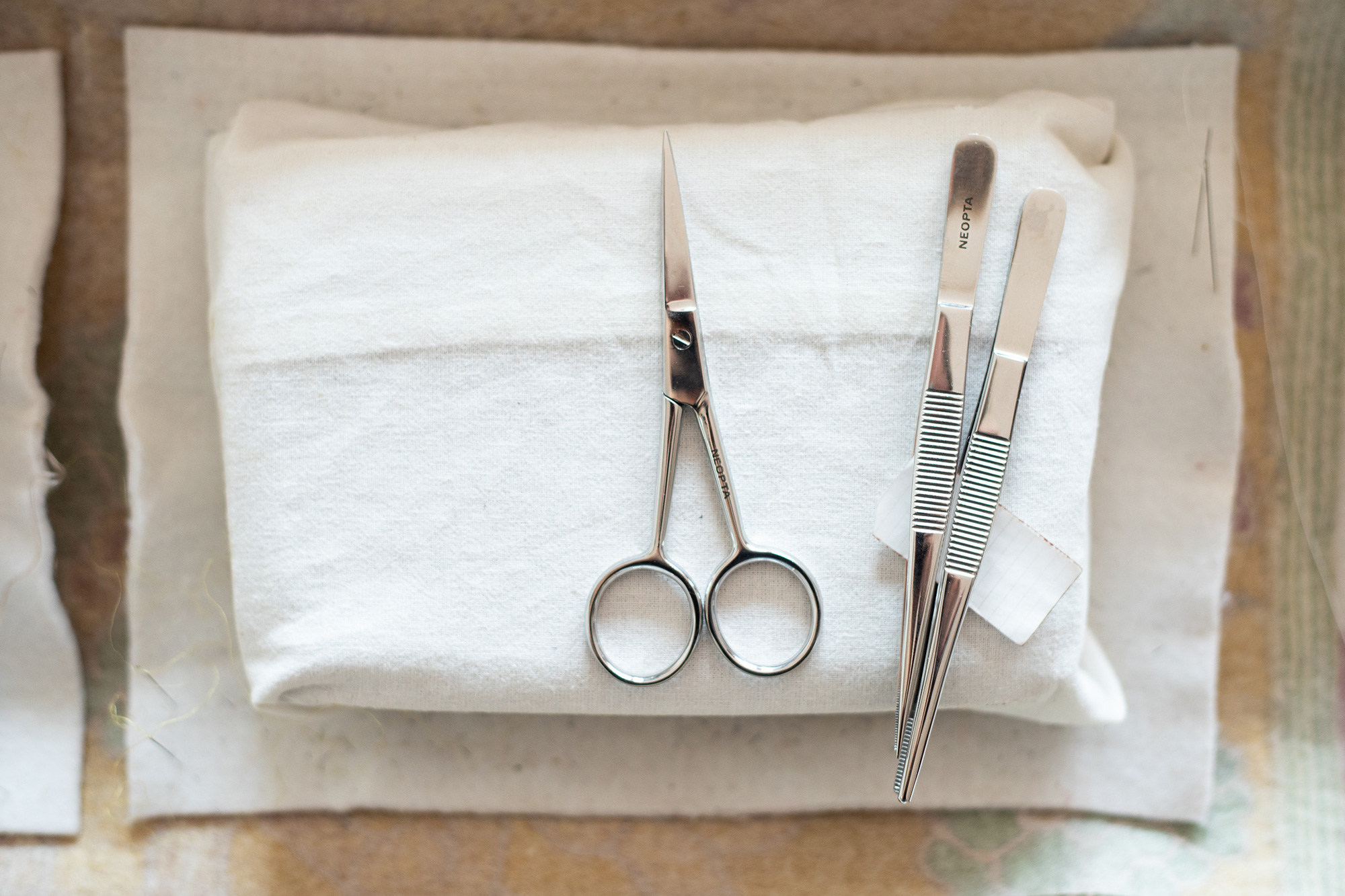 Nożyczki i pęsety - to niezbędne narzędzia używane w konserwacji tkanin.