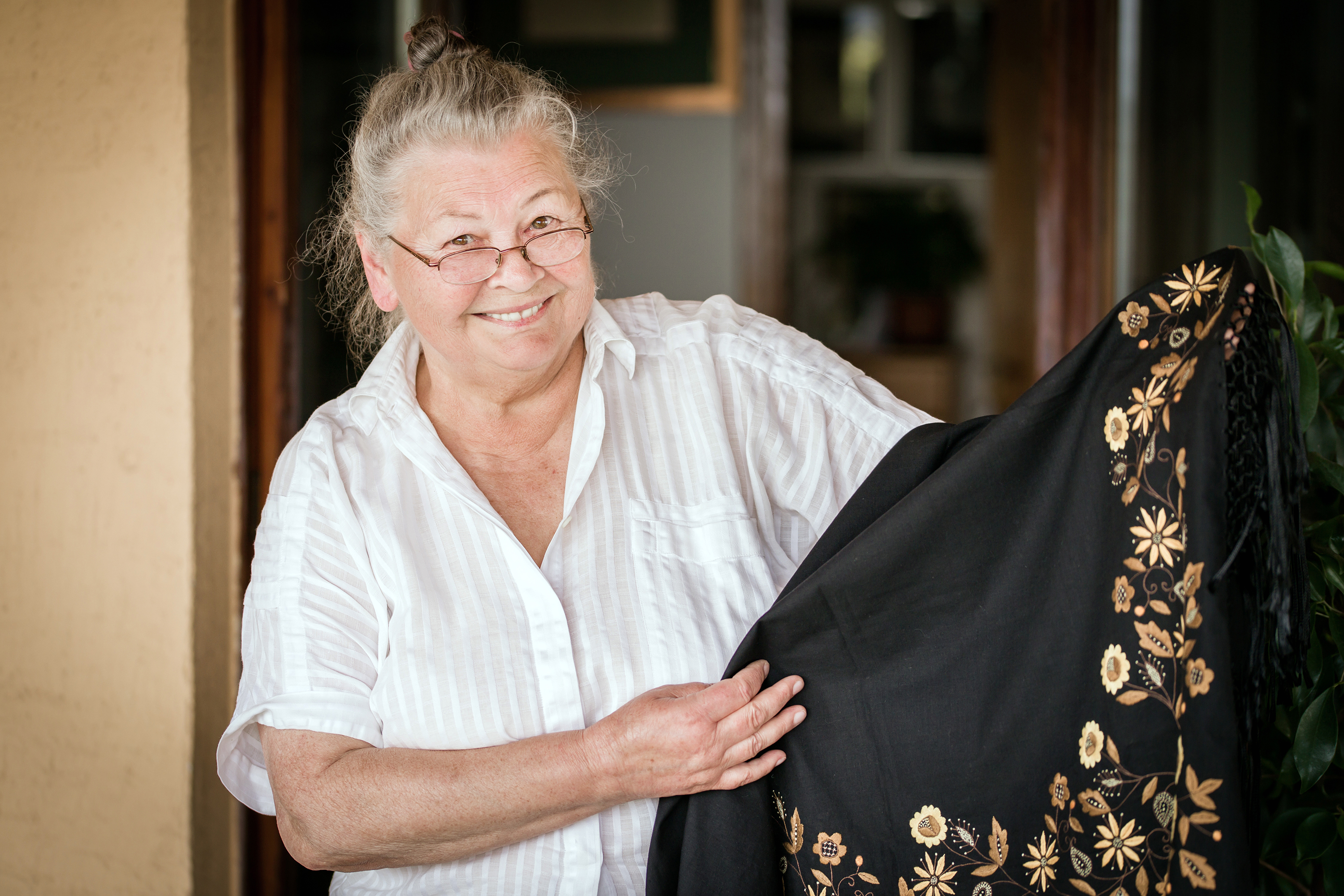 Czarna chusta wykonana haftem kaszubskim, szkoła tucholska.