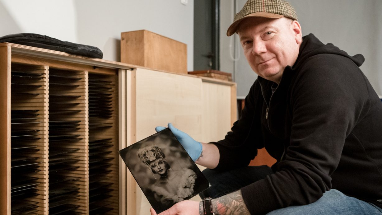 Mężczyzna z płytą kolodionową w ręce.